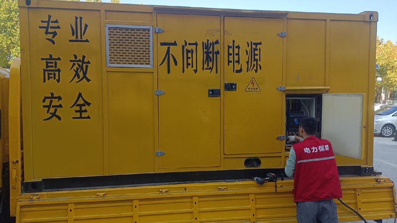 乌达柴油发电机组和UPS电源配合使用时，如何避免切换过程中的电力中断？