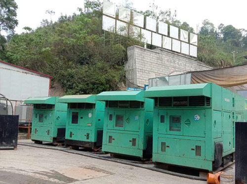 乌达先进的应急发电机系统中智能监测和控制系统如何确保电压稳定？